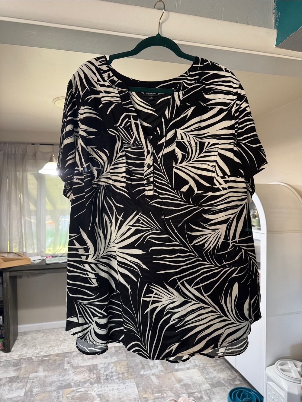 torrid Black and White Palm Print V-Neck Top